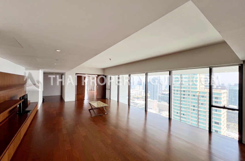 Condominium in Ploenchit : Hansar Rajdamri 